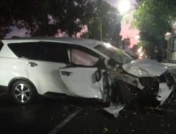 Innova Tabrak Pohon hingga Terpental di Jalan Andalas Klaten