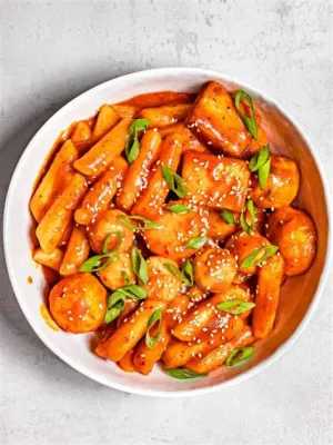  Ddeokbokki: สัมผัสความเผ็ดร้อนที่ตัดด้วยความหวานจากซอส gochujang!