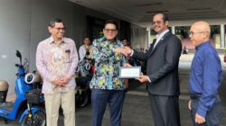Dukung Green Kampus, Prof. Furtasan Hibahkan 100 Sepeda Listrik ke UIN Syarif Hidayatullah