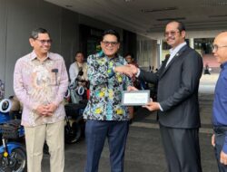 Dukung Green Kampus, Prof. Furtasan Hibahkan 100 Sepeda Listrik ke UIN Syarif Hidayatullah